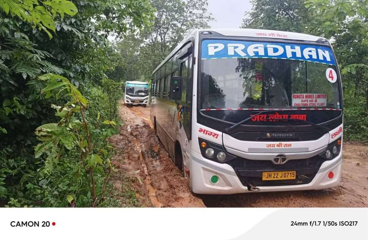 Chaibasa News : मंत्री का आवास घेरकर लौट रहे ग्रामीणों की बसें कीचड़ में फंसीं, रोड दुरुस्त कराया