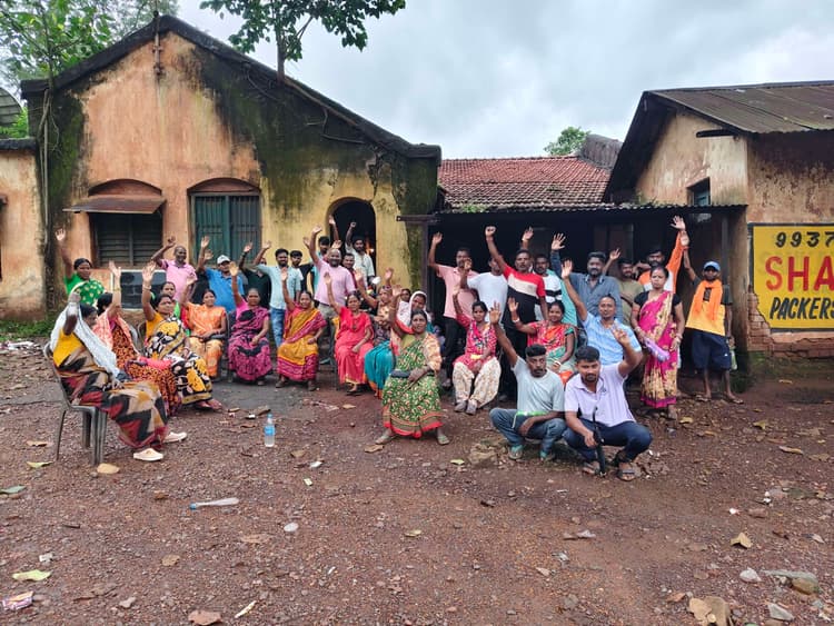 Chaibasa News : सफाईकर्मी फिर हड़ताल पर, डॉक्टरों व स्टाफ ने की अस्पताल की सफाई