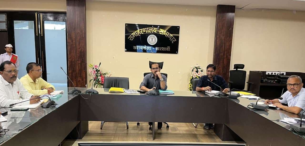 Seraikela Kharsawan News : 2 दिनों में शेष छात्रों के जन्म प्रमाण पत्र निर्गत करें,नहीं तो कार्रवाई