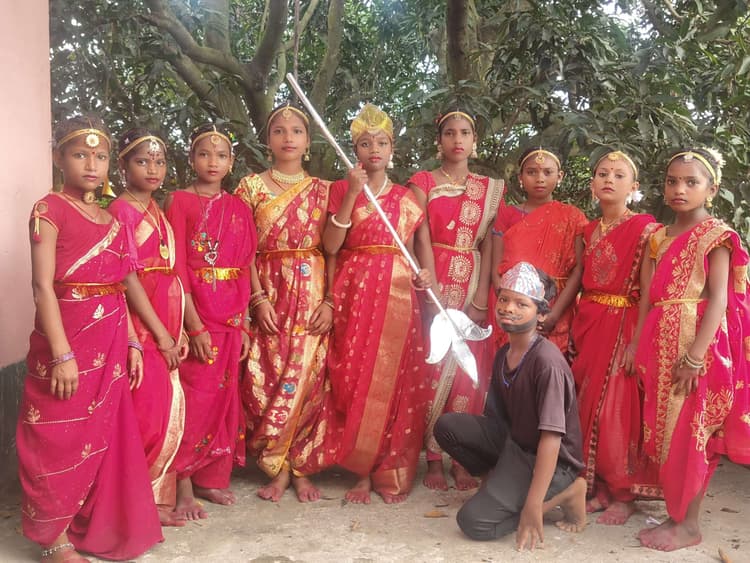 Bhagalpur news नवदुर्गा के रूप में विद्यालय की छात्राओं ने नारी शक्ति का दिया संदेश