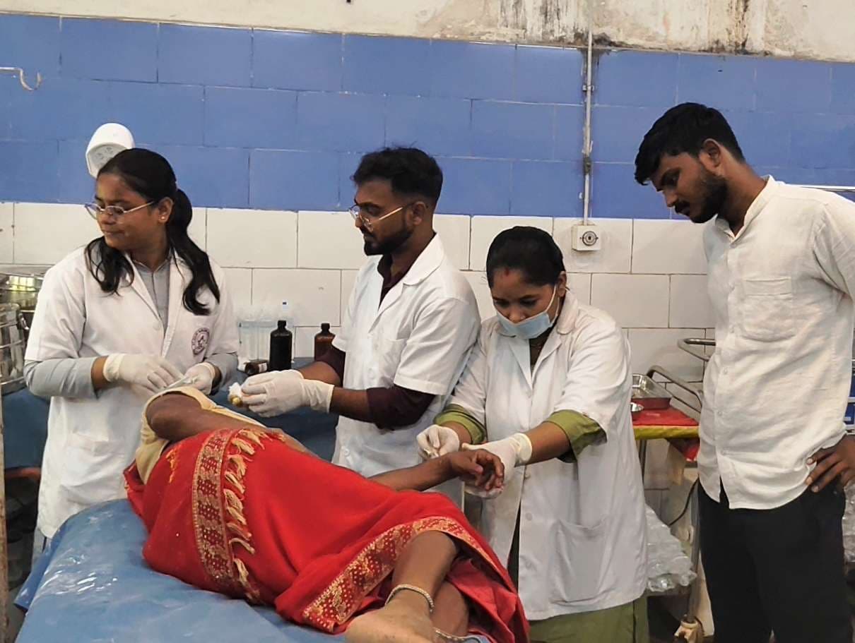 साइकिल को बचाने में बाइक पलटी, मां-बेटा सहित तीन घायल