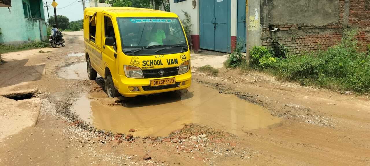 जब प्रशासन नहीं आया आगे, तो लोगों ने बनायी क्षतिग्रस्त सड़क