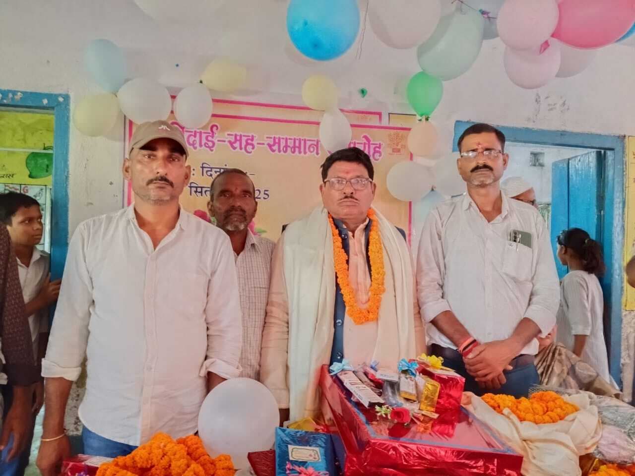 प्रधानाध्यापक की सेवानिवृति पर दी विदाई