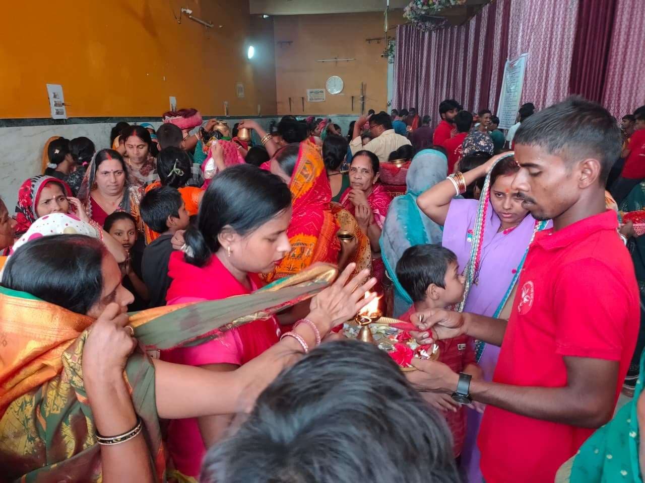 दुर्गा पूजा को लेकर बाजार में बढ़ी चहल-पहल, मंदिरों में उमड़ रही लोगों की भीड़