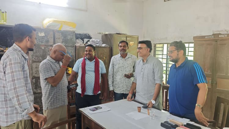 100 लोगों के बीच नि:शुल्क बांटे गये चश्मे