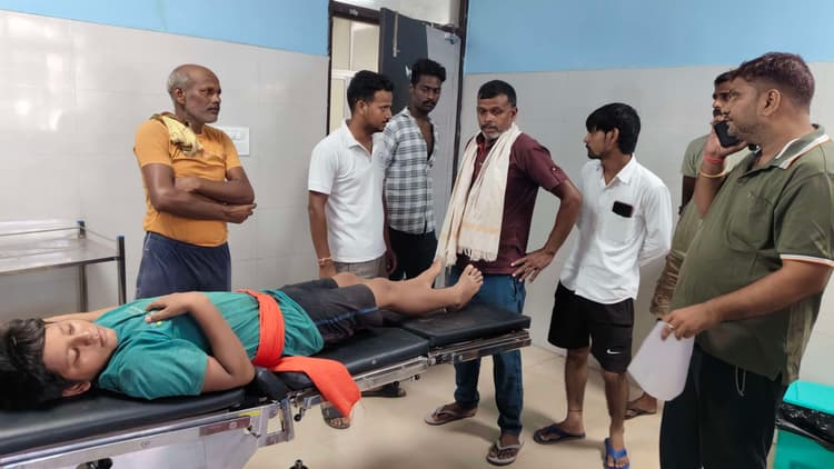 सड़क हादसे में बाइक सवार दो दोस्त जख्मी, एक रेफर