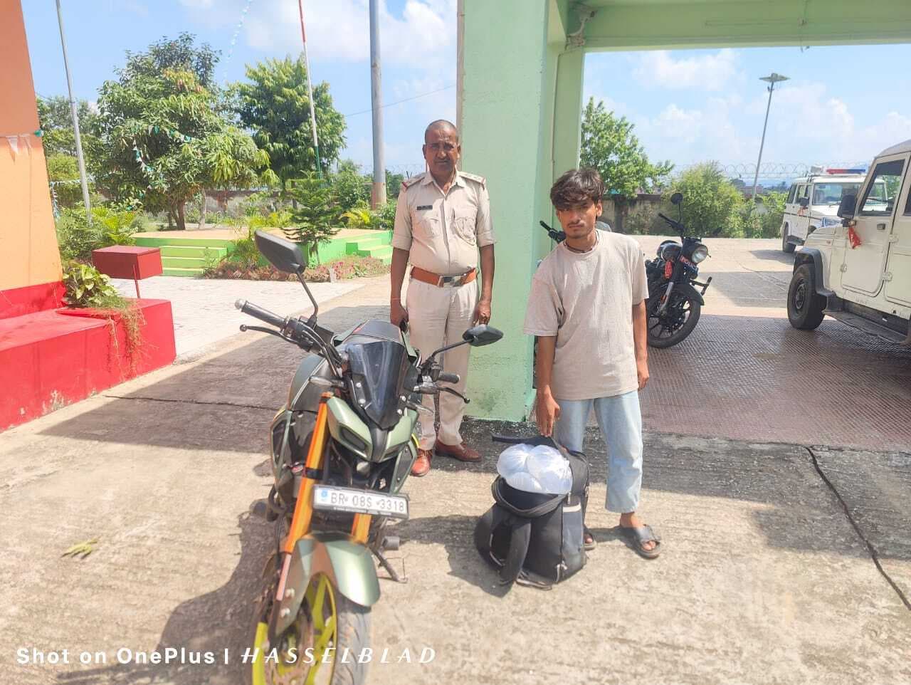 50 लीटर शराब के साथ बाइक सवार तस्कर गिरफ्तारं