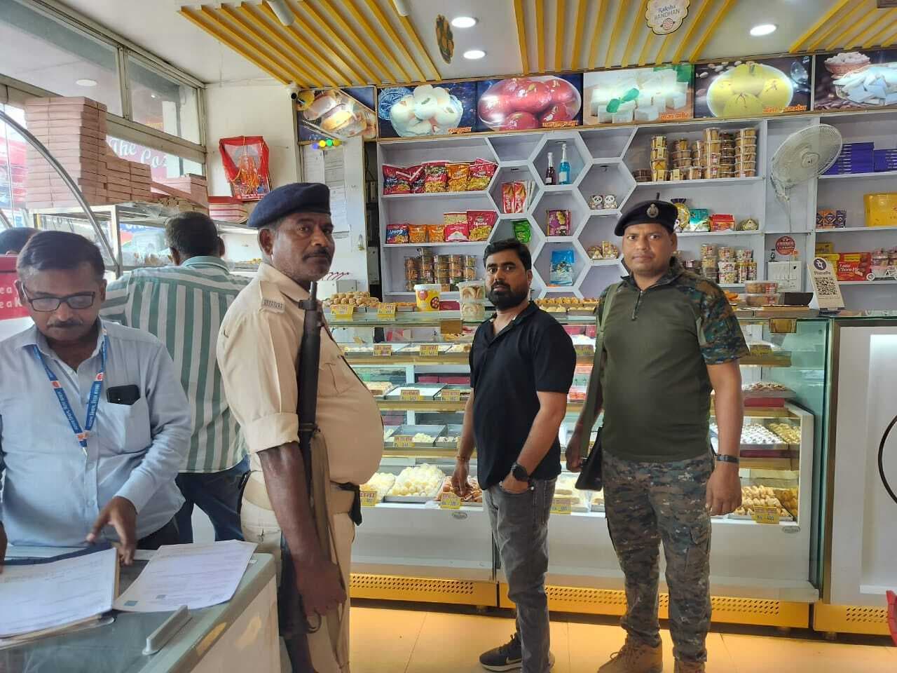 Samastipur News:मिठाई दुकानों की गुणवत्ता की हुई जांच, नमूने संग्रहित