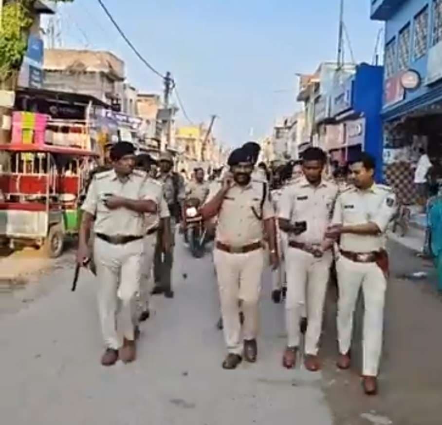 Samastipur News:बिथान में दुर्गा पूजा को लेकर पुलिस ने किया फ्लैग मार्च