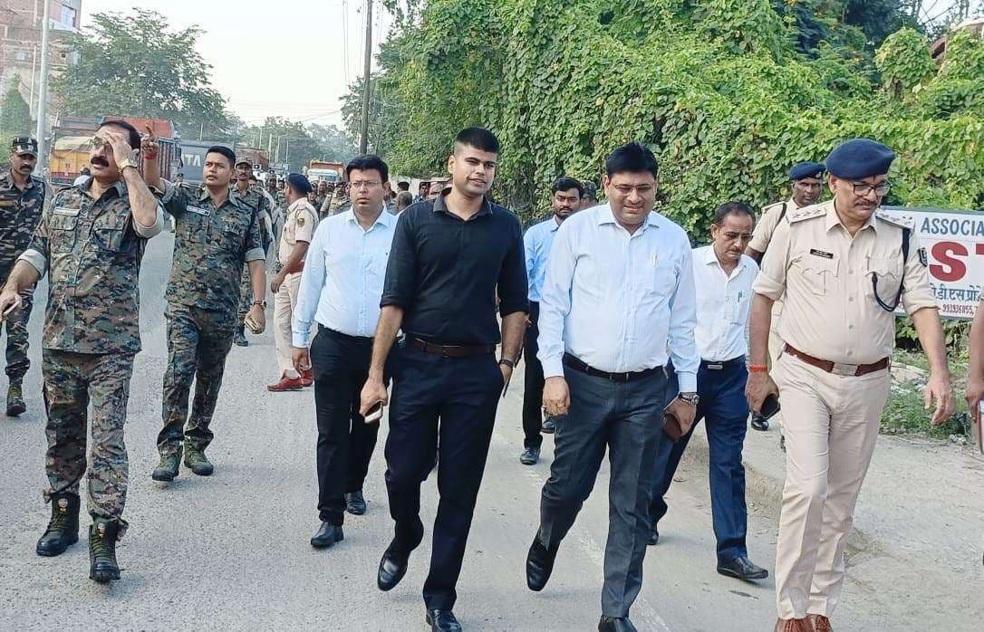 हरिहरगंज व महाराजगंज में बिहार-झारखंड के अधिकारियों ने किया फ्लैग मार्च