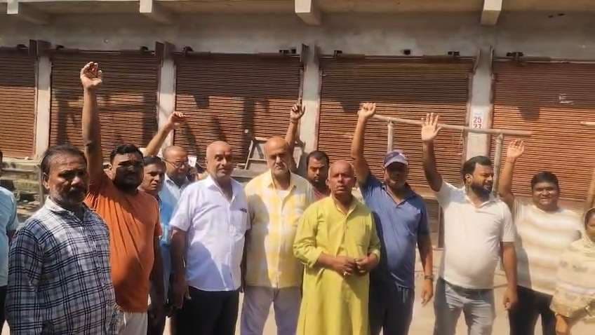 सार्वजनिक दुर्गा मंदिर के सामने खुले में मीट दुकान को लेकर स्थानीय लोगों ने किया विरोध प्रदर्शन