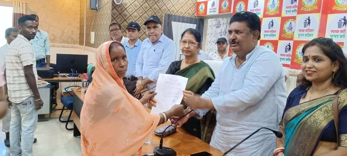 लाभुकों के बीच शौचालय योजना को बांटा कार्यादेश