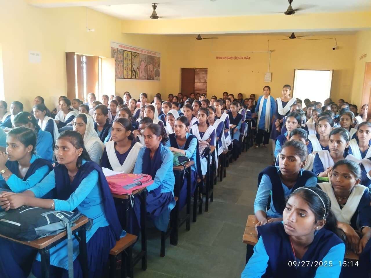 Samastipur News:मावि बथुआ बुजुर्ग की छात्राओं के बीच प्रमाण पत्र वितरित