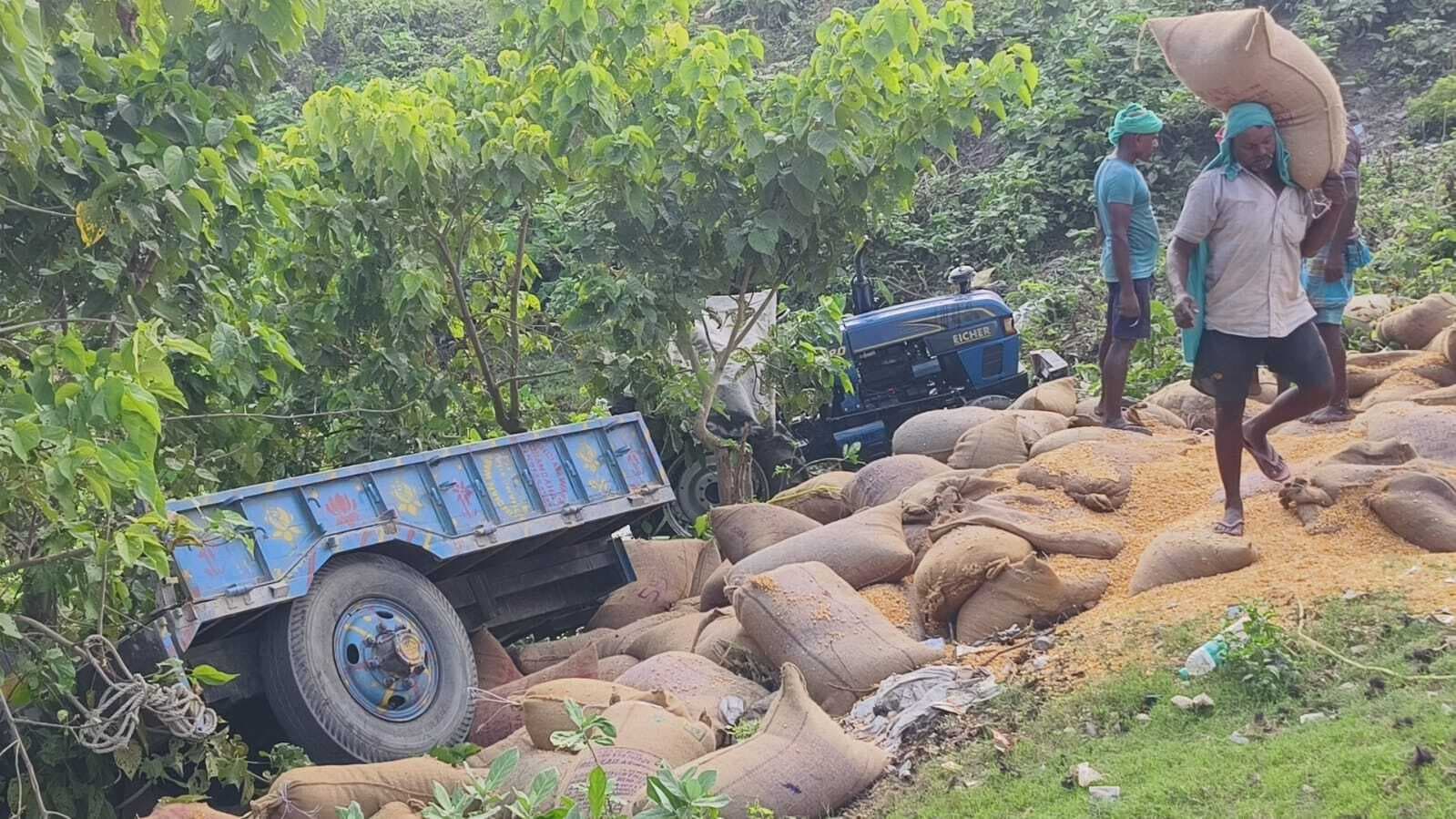 मक्का लदा ट्रैक्टर पलटा, हताहत नहीं