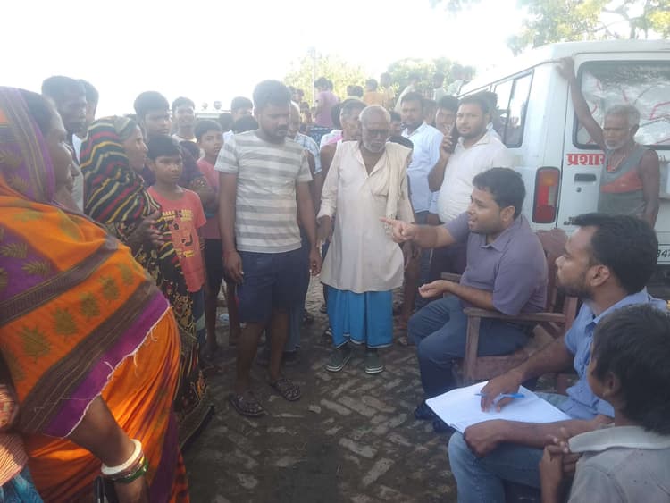 बाढ़ प्रभावित लोगों में राहत सामग्री वितरण