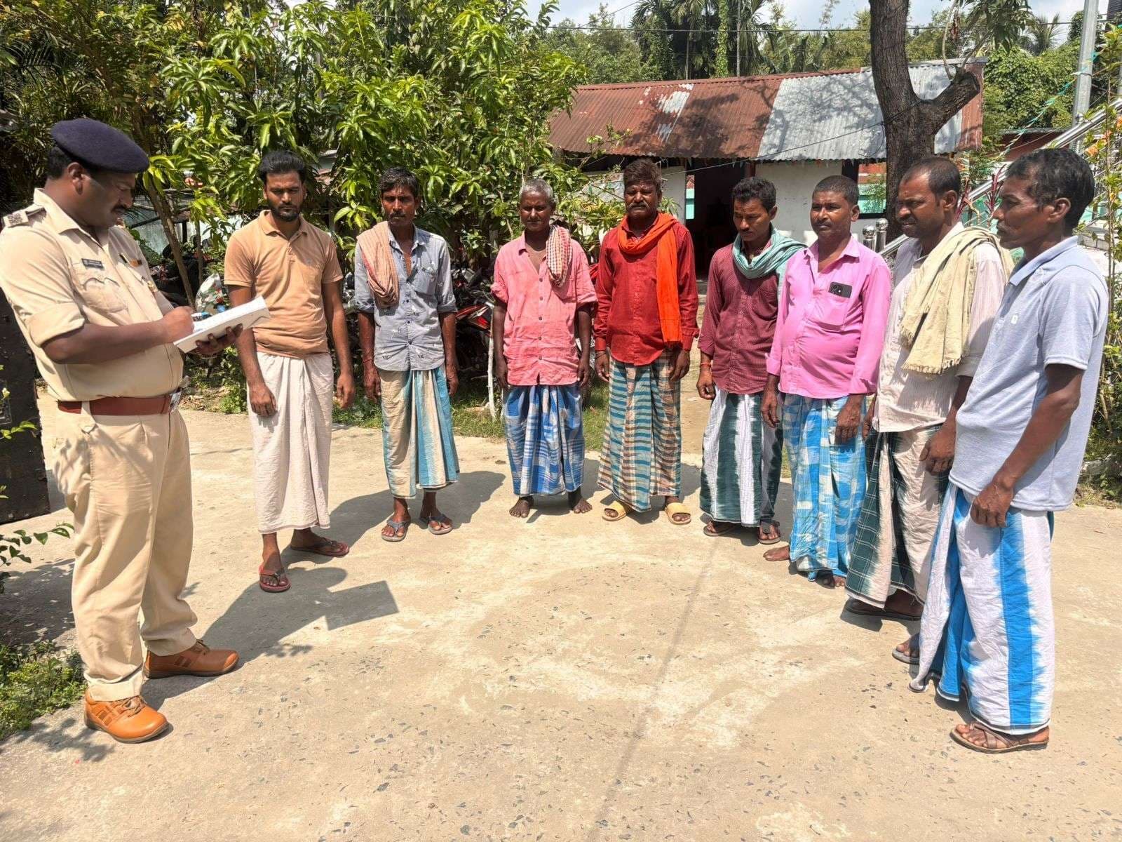 बलिया बेलौन थाना में गुंडा परेड आयोजित