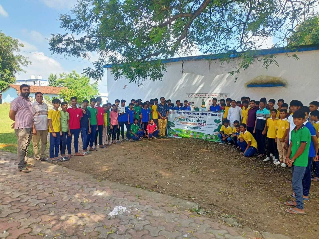 नवोदय के विद्यार्थियों ने दुर्गा मंदिर के आसपास की साफ-सफाई