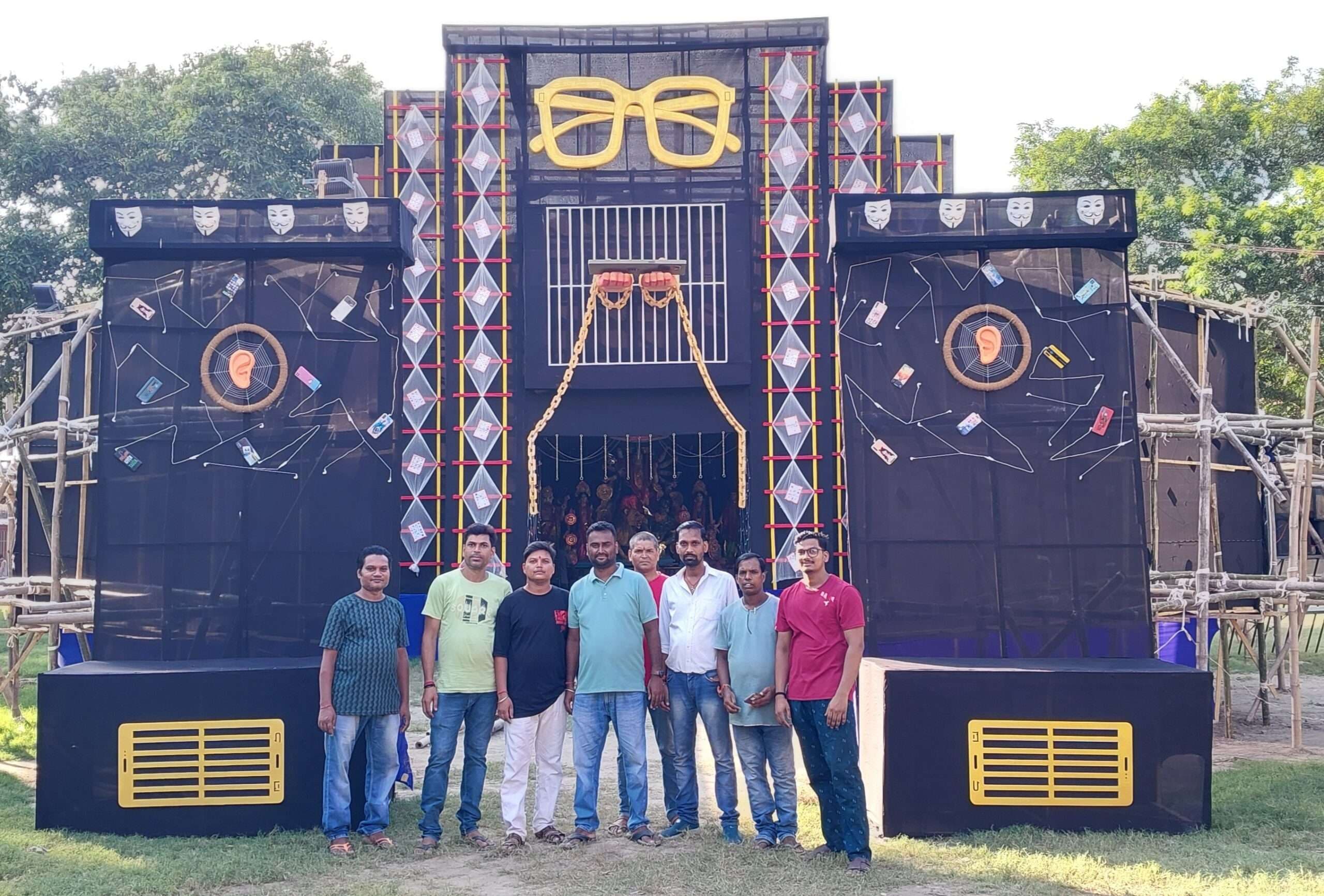 यज्ञशाला में मोबाइल के दुष्परिणाम की थीम पर बन रहा पंडाल