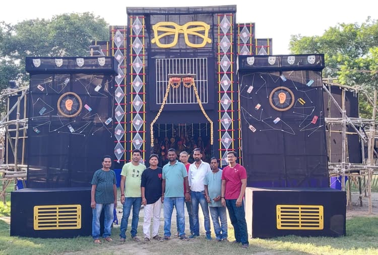 यज्ञशाला में मोबाइल के दुष्परिणाम की थीम पर बन रहा पंडाल