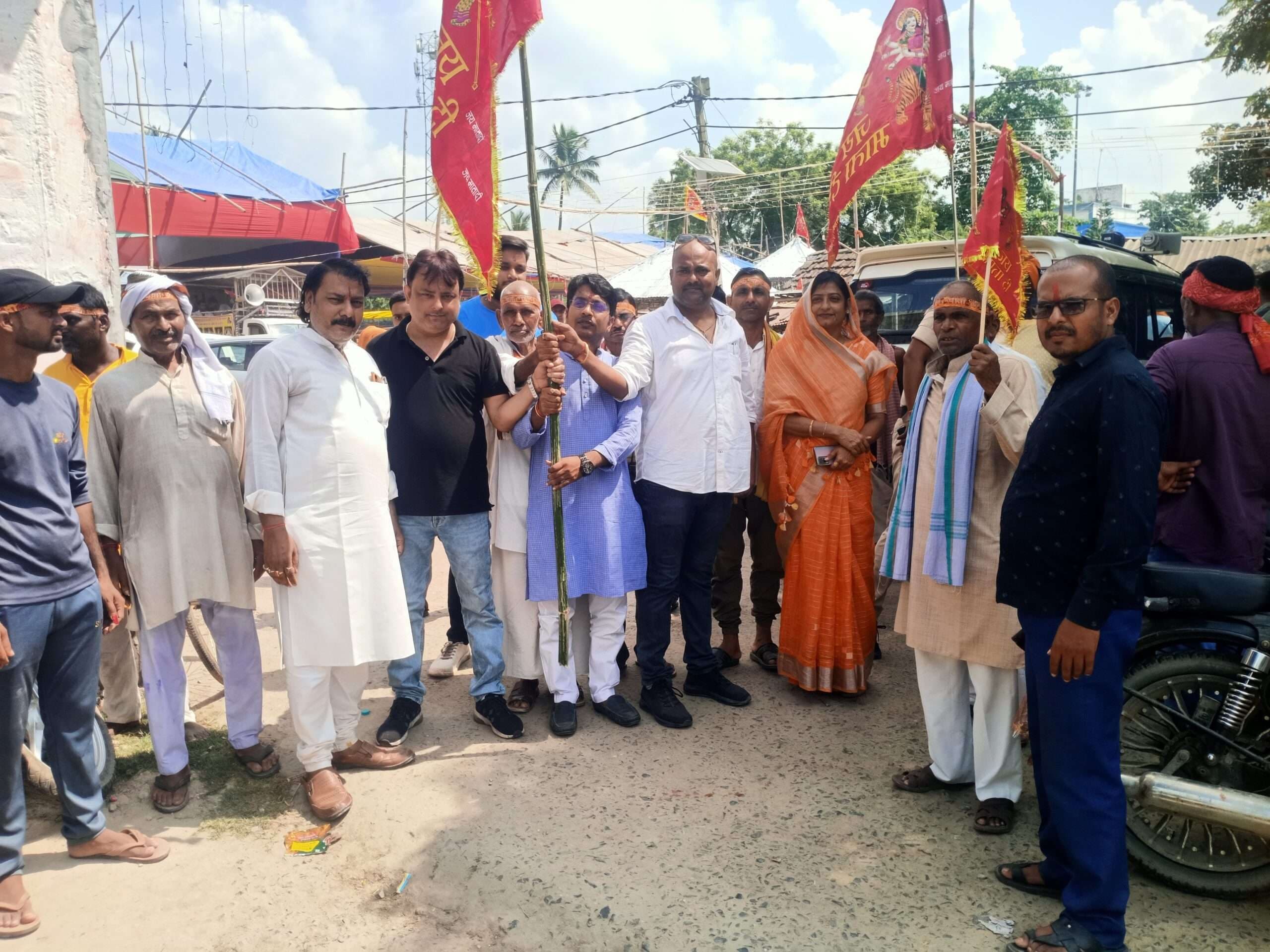 मां दुर्गा प्रतिमा की प्राण-प्रतिष्ठा को निकली शोभायात्रा