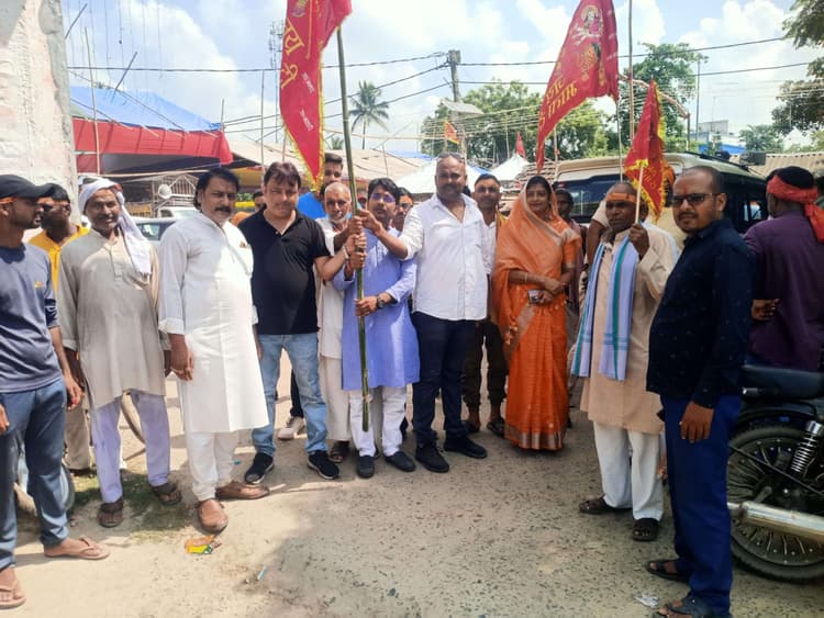 मां दुर्गा प्रतिमा की प्राण-प्रतिष्ठा को निकली शोभायात्रा