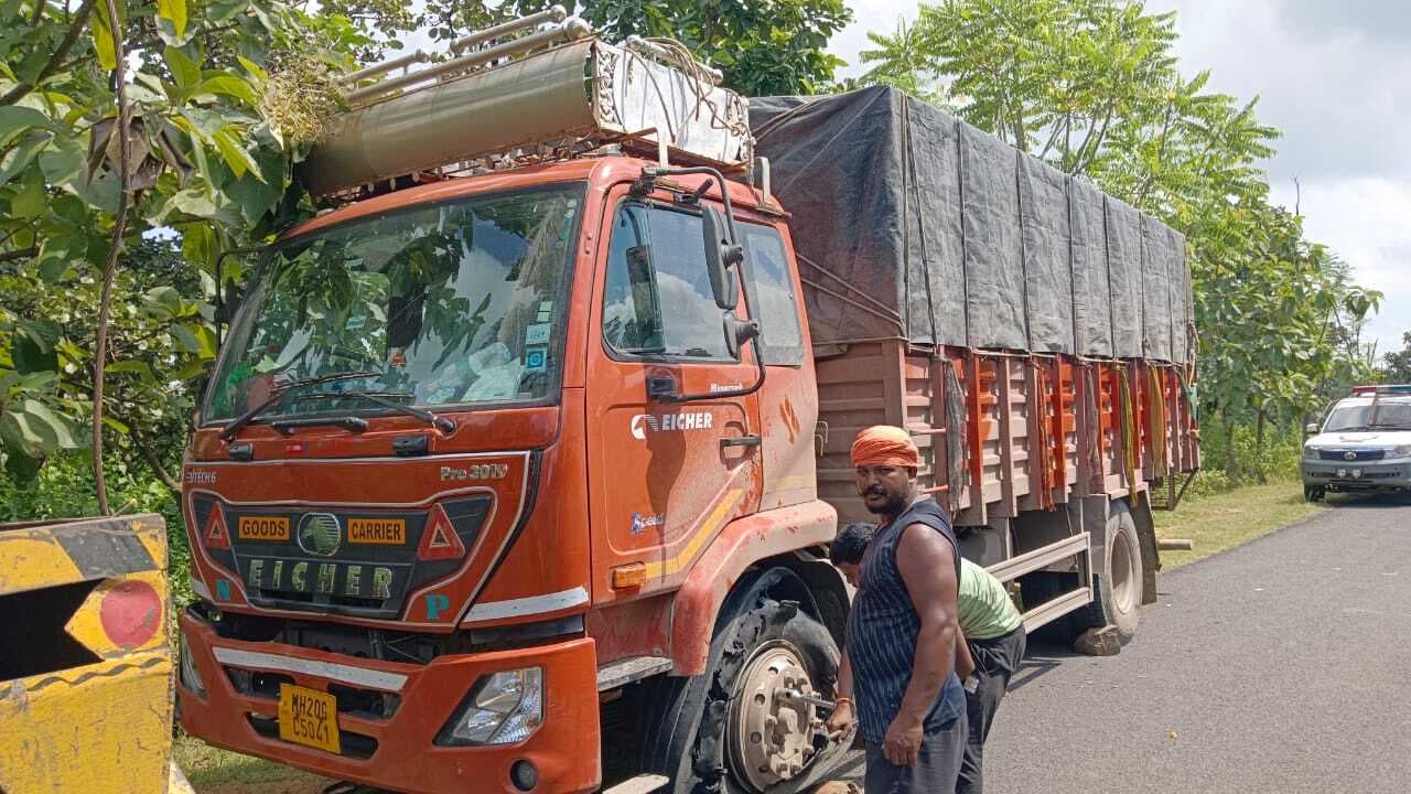 लीड : तेज रफ्तार ट्रक ने ली पिता की जान, पुत्र गंभीर, मुआवजे की मांग पर तीन घंटे रोड जाम