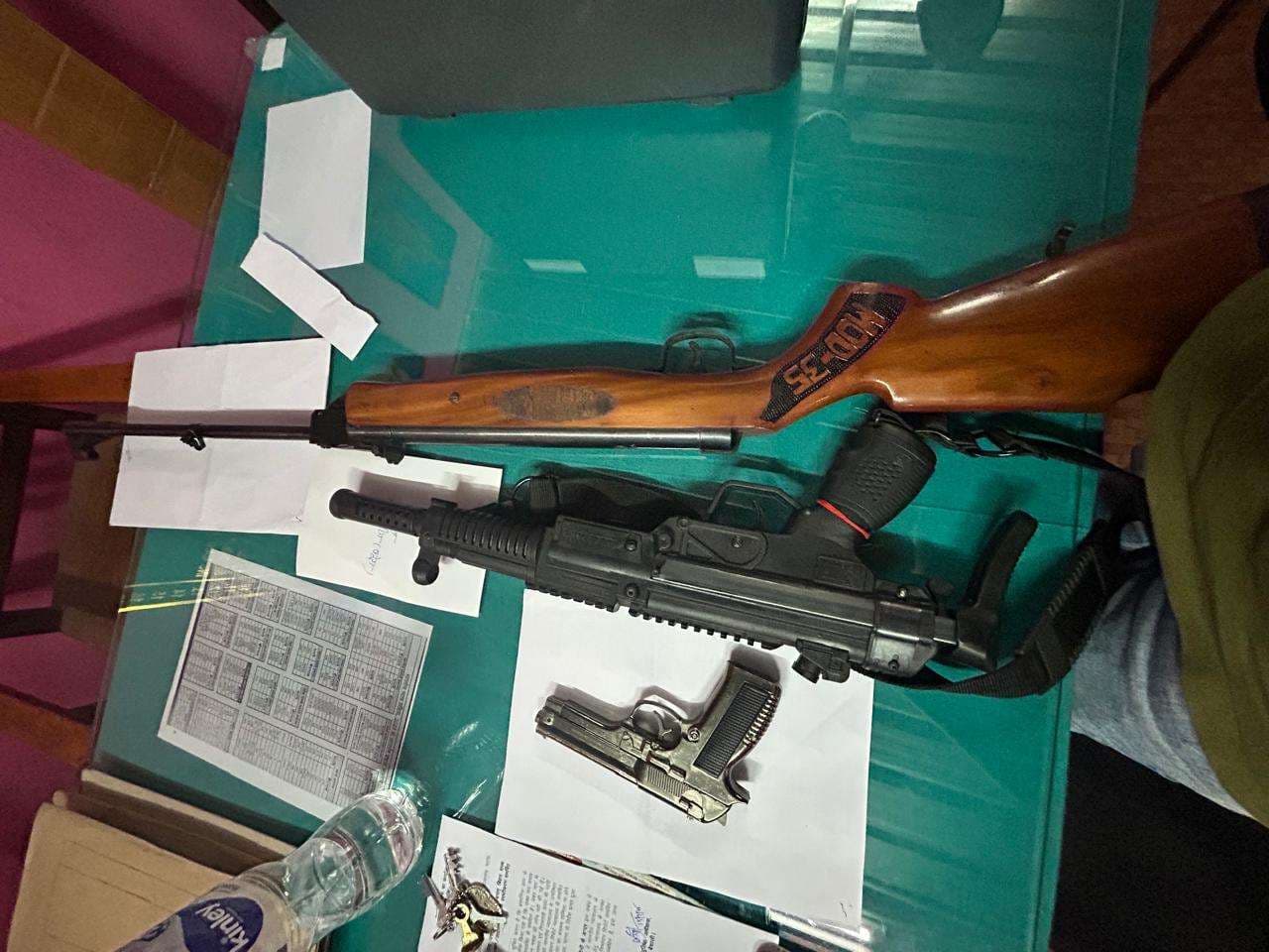 hajipur news. पटना एयरपोर्ट पर पकड़ाये युवक के घर पुलिस ने मारा छापा, पिता गिरफ्तार