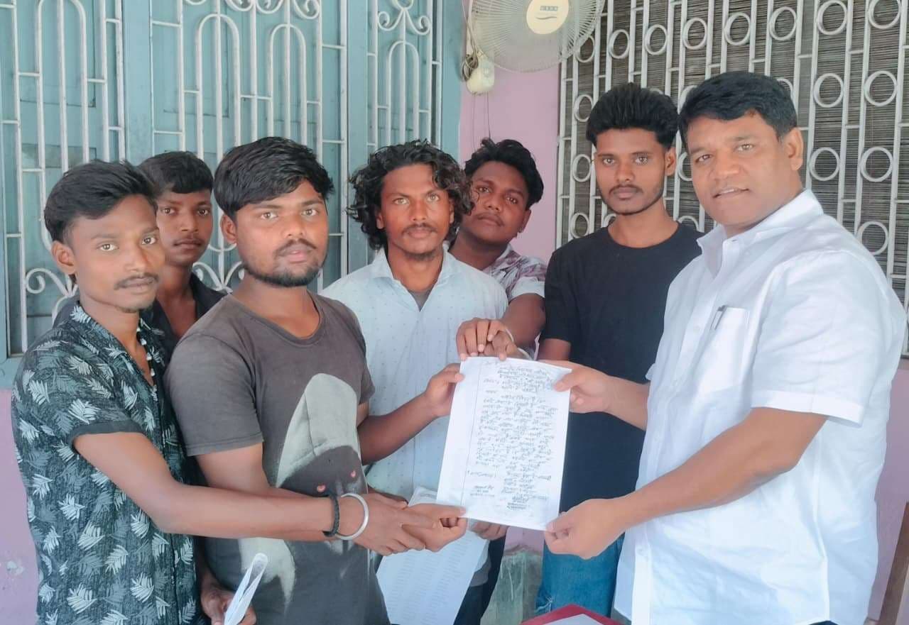 खैरबनी के ग्रामीणों ने विधायक को सौंपा आवेदन