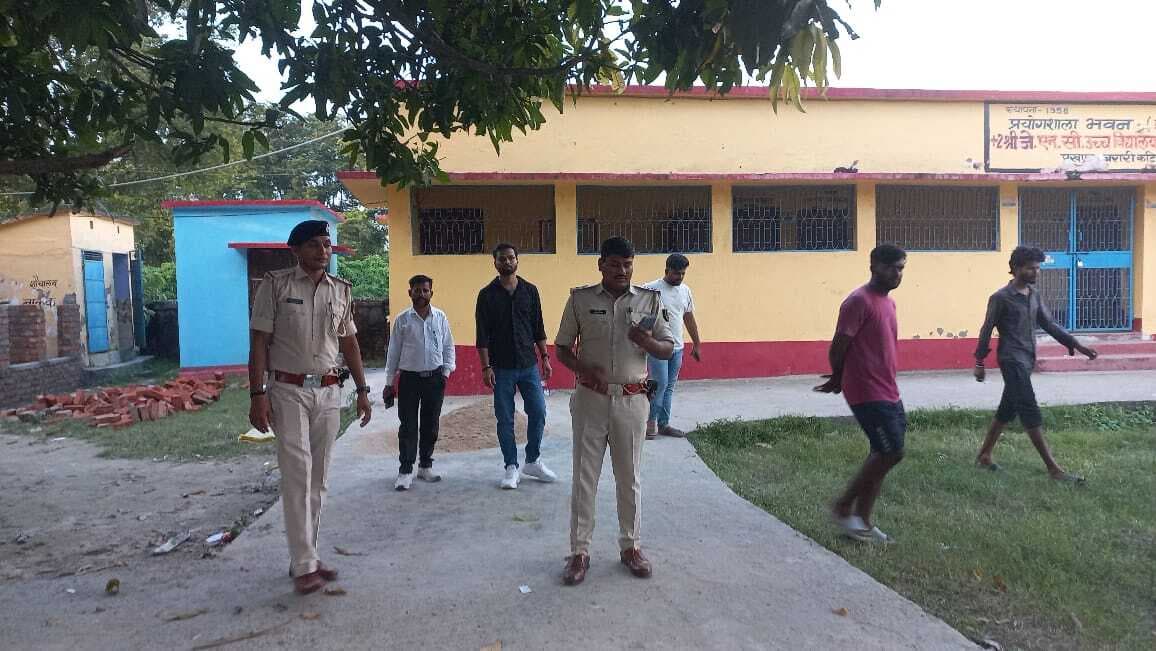 सैन्यबल ठहराव स्थल एसजेएनसी सेमापुर का निरीक्षण करते पुलिस अधिकारी