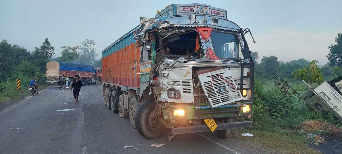 केशरगढ़ में दो ट्रक टकराये, चालक व खलासी घायल