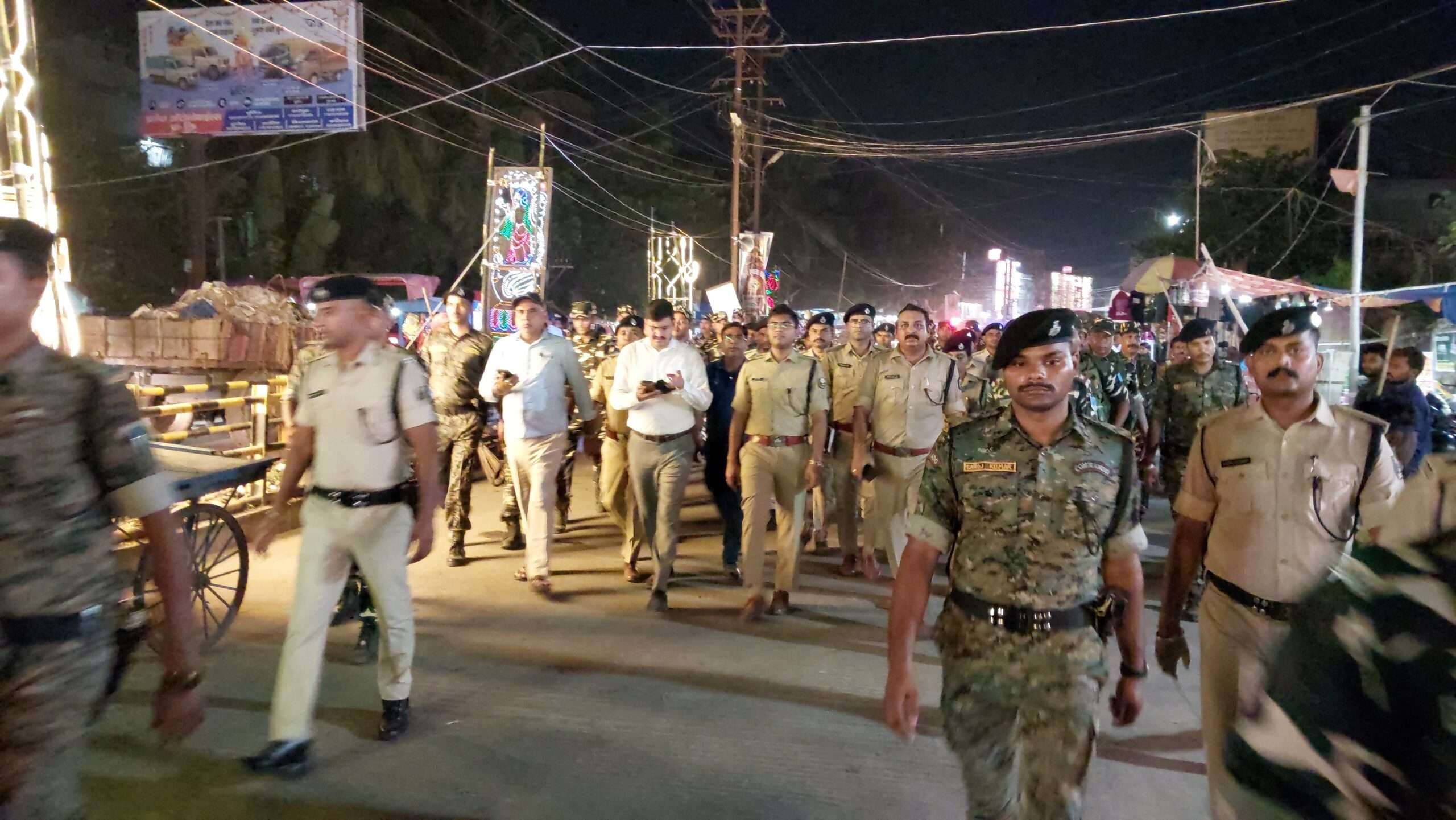 डीएम व एसपी ने लोगों से पूर्व शांति से मनाने की अपील