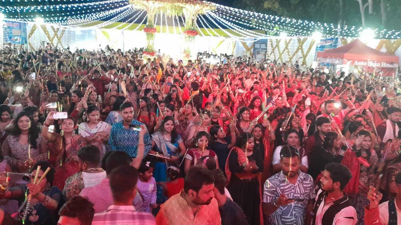 डांडिया नाइट पर युवक-युवतियों ने किया गरबा डांस