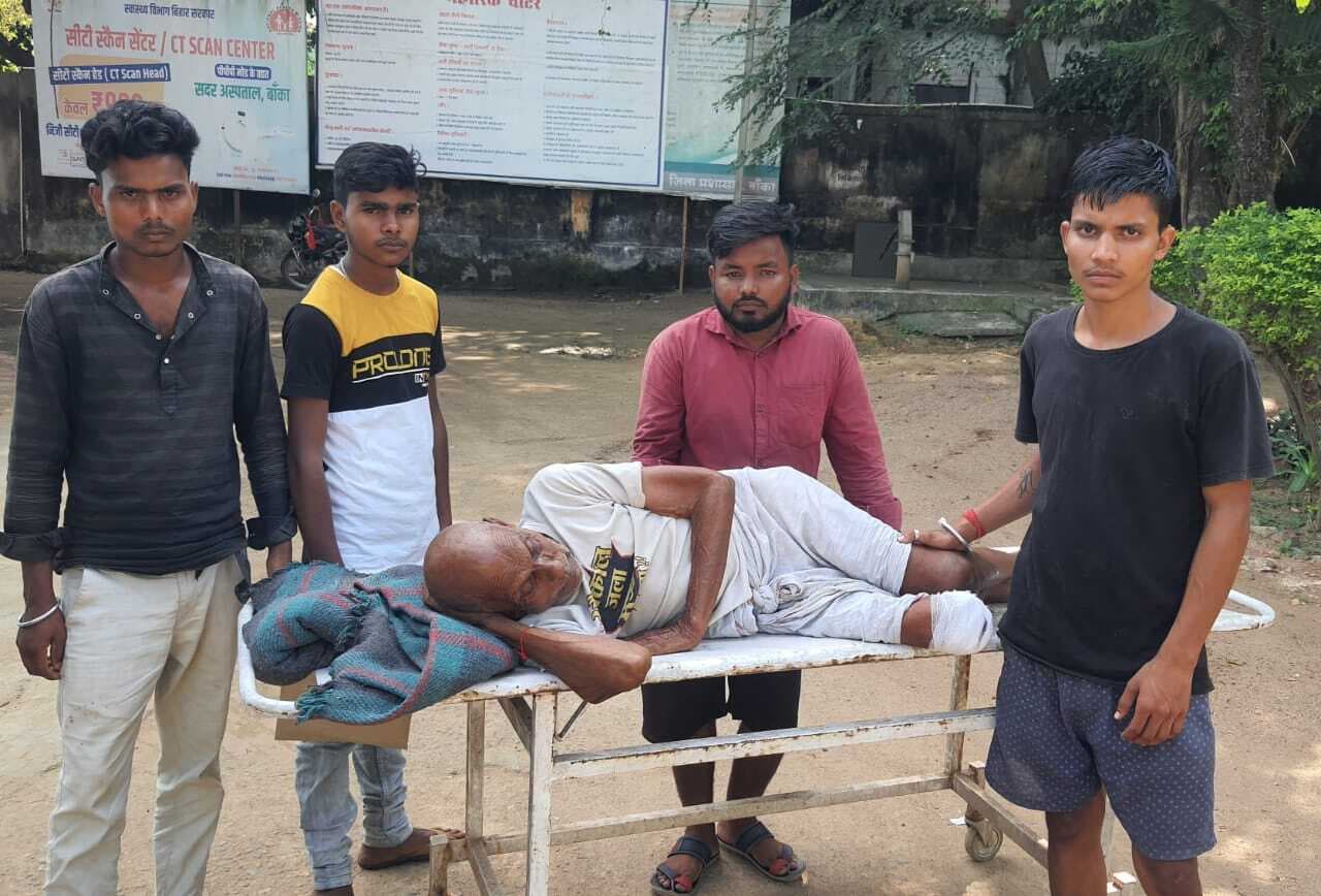 सांड के हमले से वृद्ध किसान का टूटा पैर, देवघर रेफर