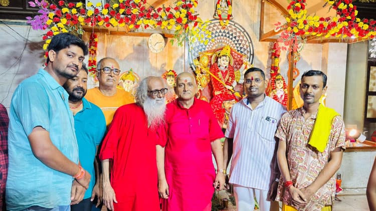 समिति दुर्गा मंदिर में नानू बाबा ने की आरती