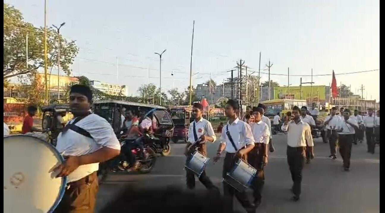 सूर्यगढ़ा में आरएसएस स्वयंसेवकों ने किया पथ संचालन