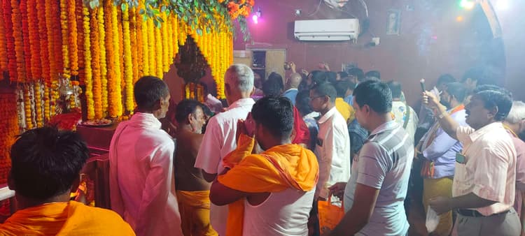 नवरात्र के छठे दिन मां कात्यायनी मंदिर में उमड़ी श्रद्धालुओं की भीड़