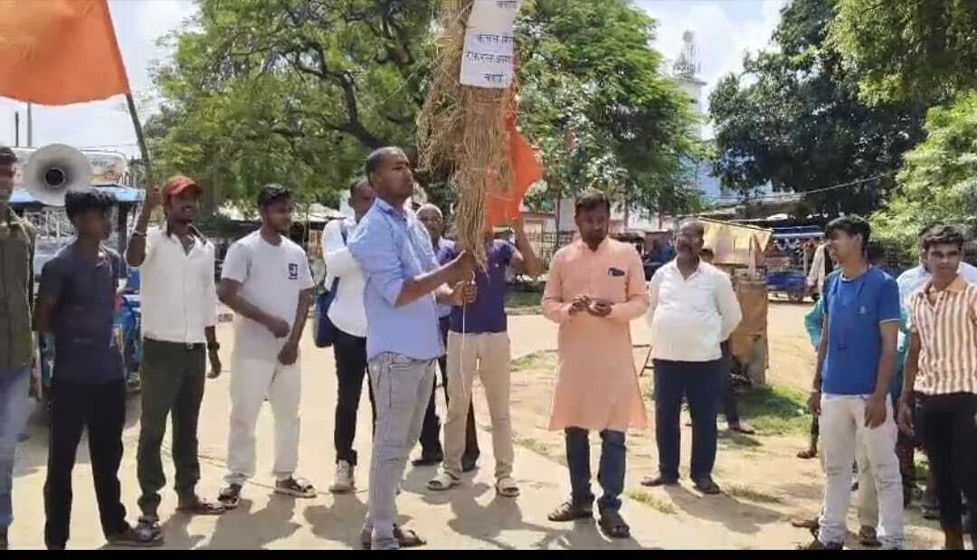 तूल पकड़ने लगा एएनएम स्वास्थ्य प्रबंधक विवाद का मामला, एबीवीपी ने फूंका पुतला