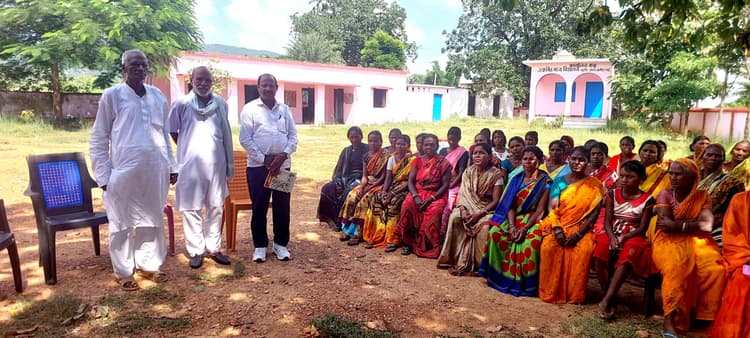 शिक्षा व जमीन संबंधी रजिस्टर टू की पंजी की अनुपलब्धता पर चर्चा