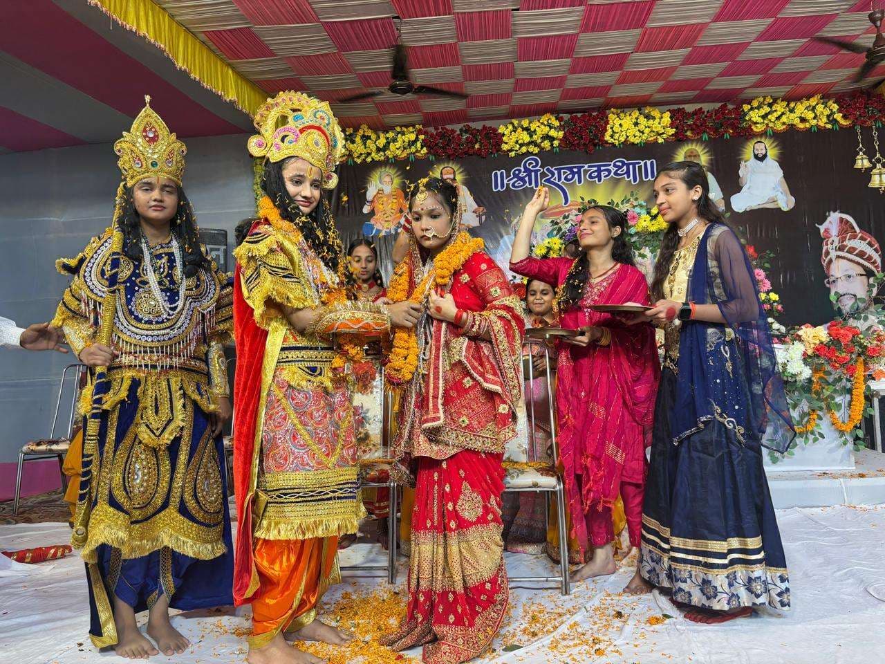 श्रीराम विवाह में जयमाला डलते ही दर्शकों ने की फूलों की बारिश