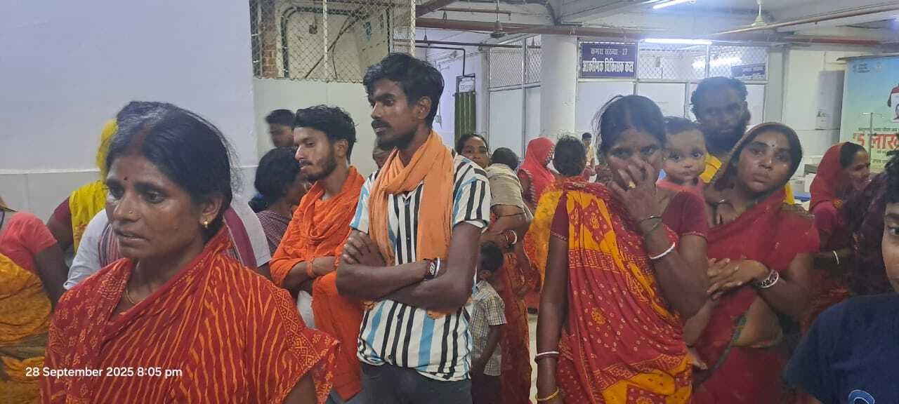 सडक किनारे लगे सुरक्षा गार्ड से टकरायी बेकाबू बाइक, दो युवक की मौत