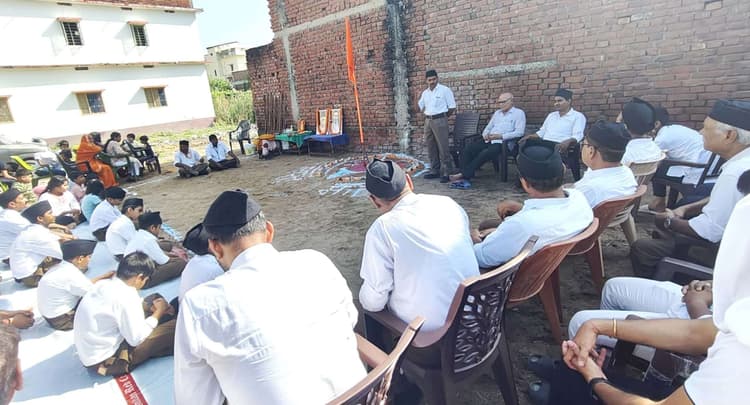 शताब्दी वर्ष पर आरएसएस के स्वयंसेवकों ने किया पथ संचलन