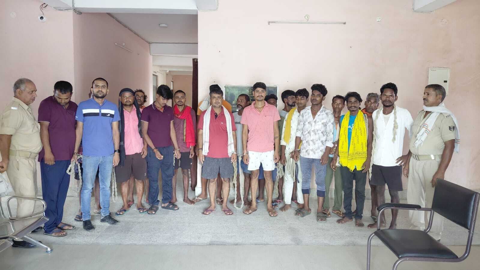 अलग-अलग क्षेत्रों से दो तस्कर समेत 19 शराबी गिरफ्तार