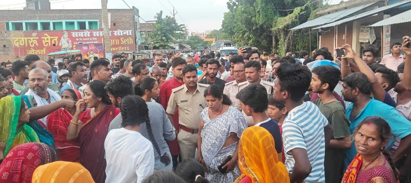 Madhubani News : प्रसूता की मौत होने पर जाम की सड़क, नर्सिंग होम में तोड़फोड़