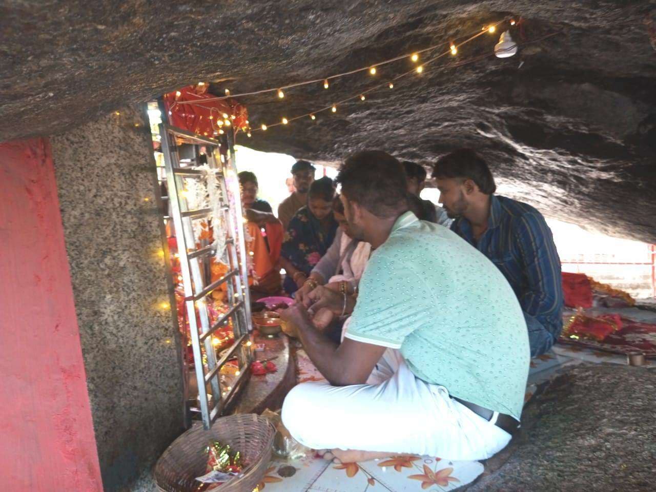 बाजारों में दशहरे की बढ़ रही रौनक, चारों तरफ पूजा की धूम