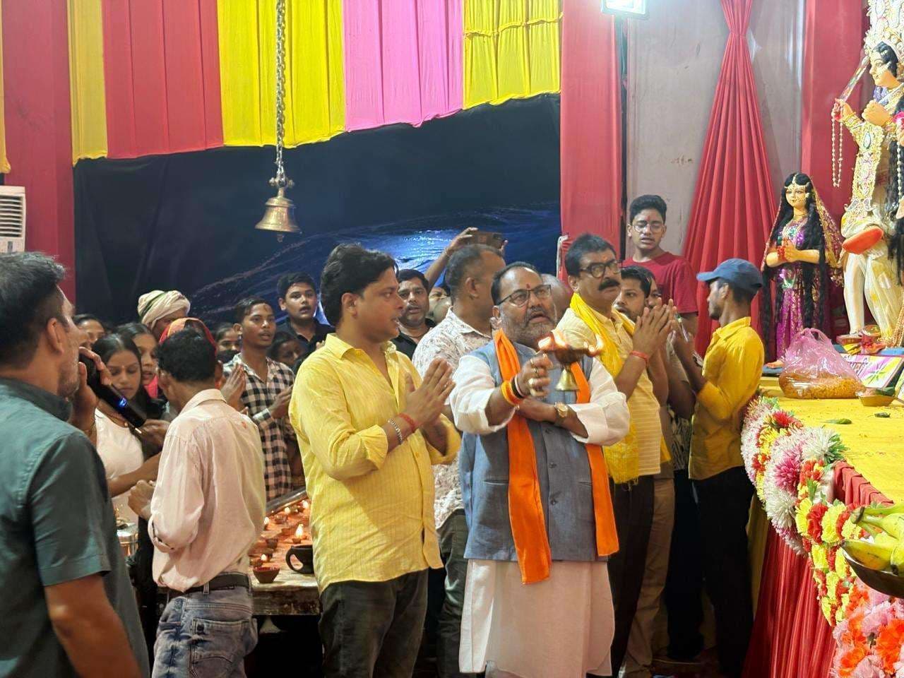 नव दुर्गा देवी स्थान में की गयी महाआरती, जुटी भीड़