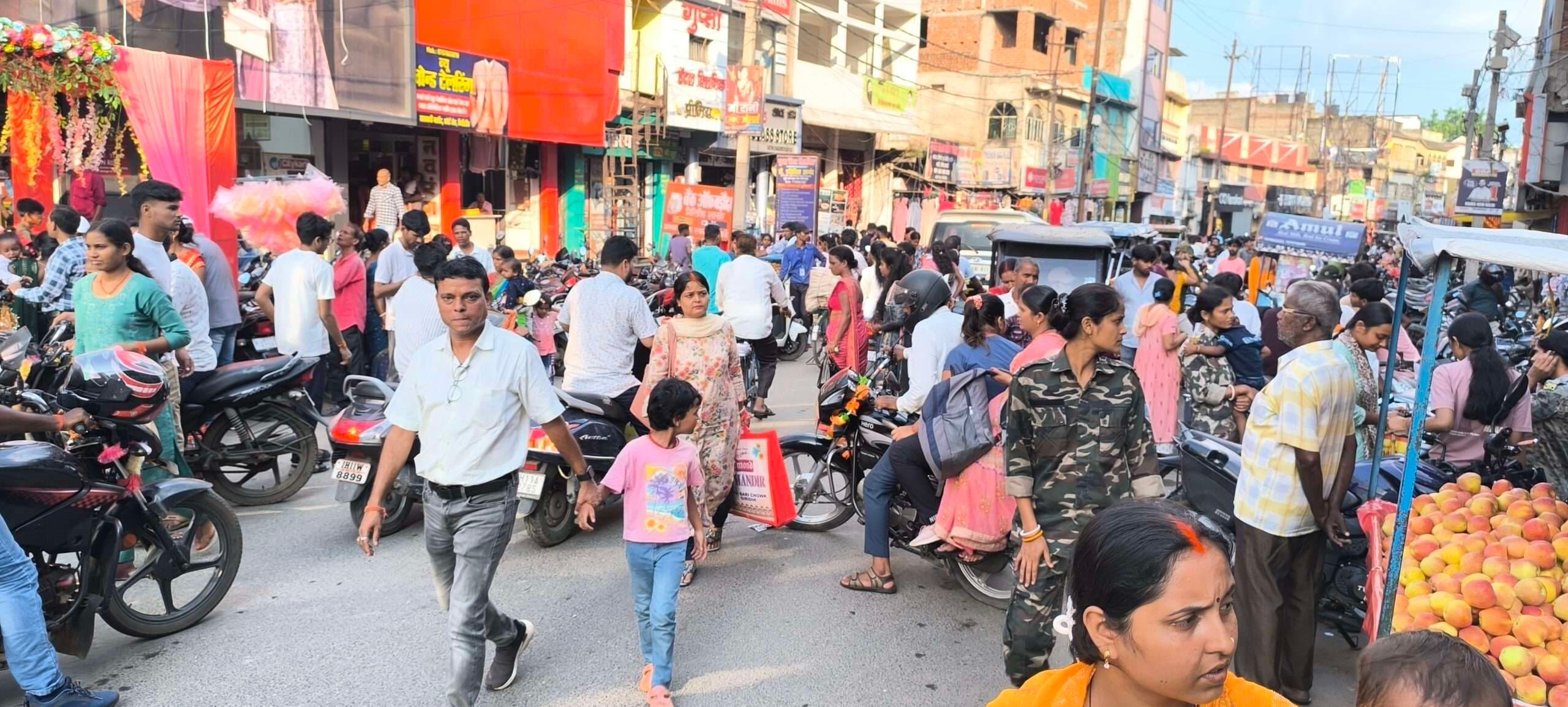 Giridih News :दुर्गापूजा की खरीदारी को लेकर बाजारों में उमड़ी भीड़