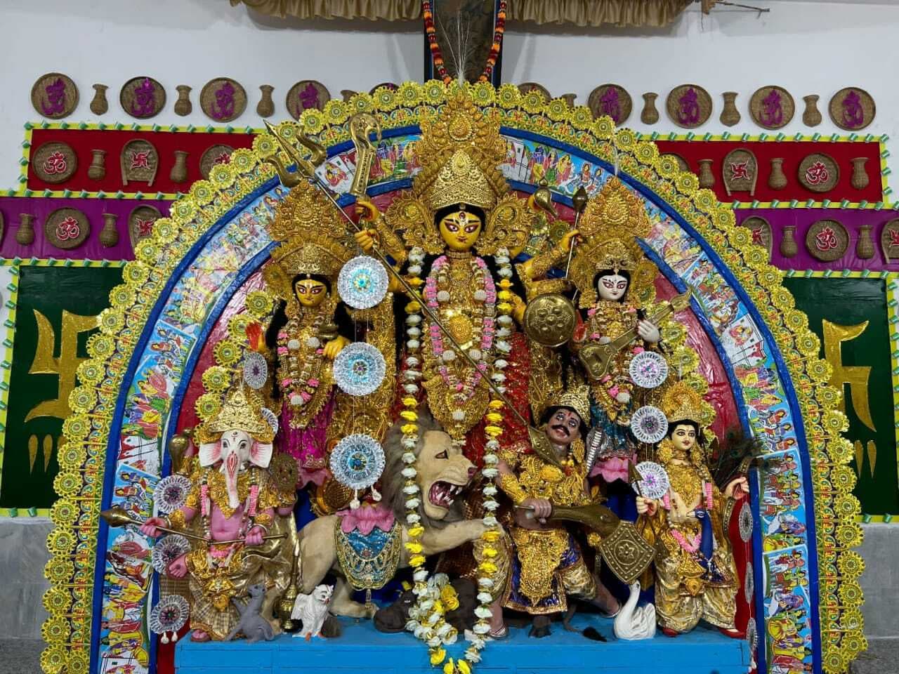 Darbhanga News: वीणा पाणि क्लब व बंगला स्कूल में खुल गया पट, दर्शन-पूजन को लगा तांता