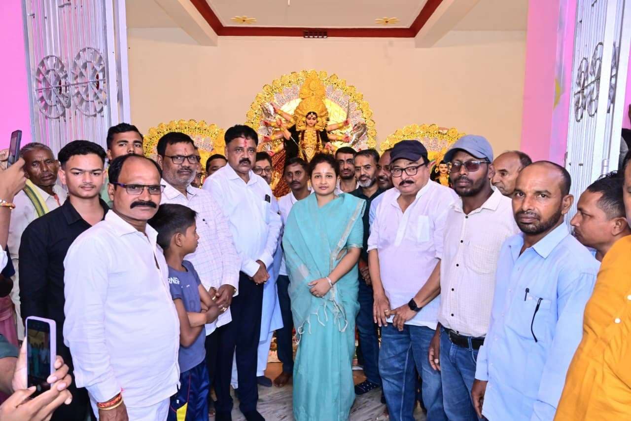 Giridih News :कल्पना सोरेन ने किया पूजा पंडालों का भ्रमण, परिसदन में कार्यकर्ताओं से की मुलाकात