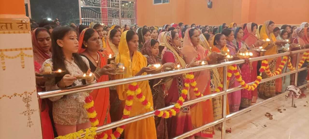 Giridih News :संगीतमय आरती में उमड़ी श्रद्धालुओं की भीड़