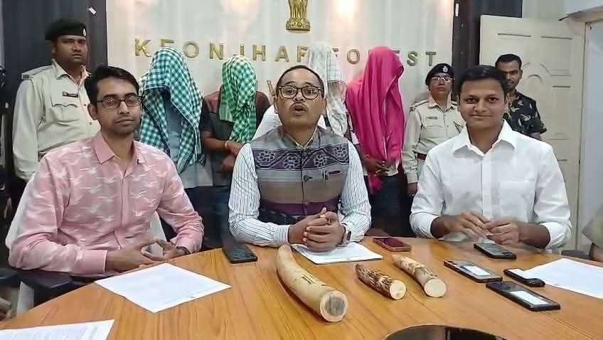 Chaibasa News : क्योंझर में हाथी दांत तस्करी गिरोह का भंडाफोड़, चार आरोपी गिरफ्तार